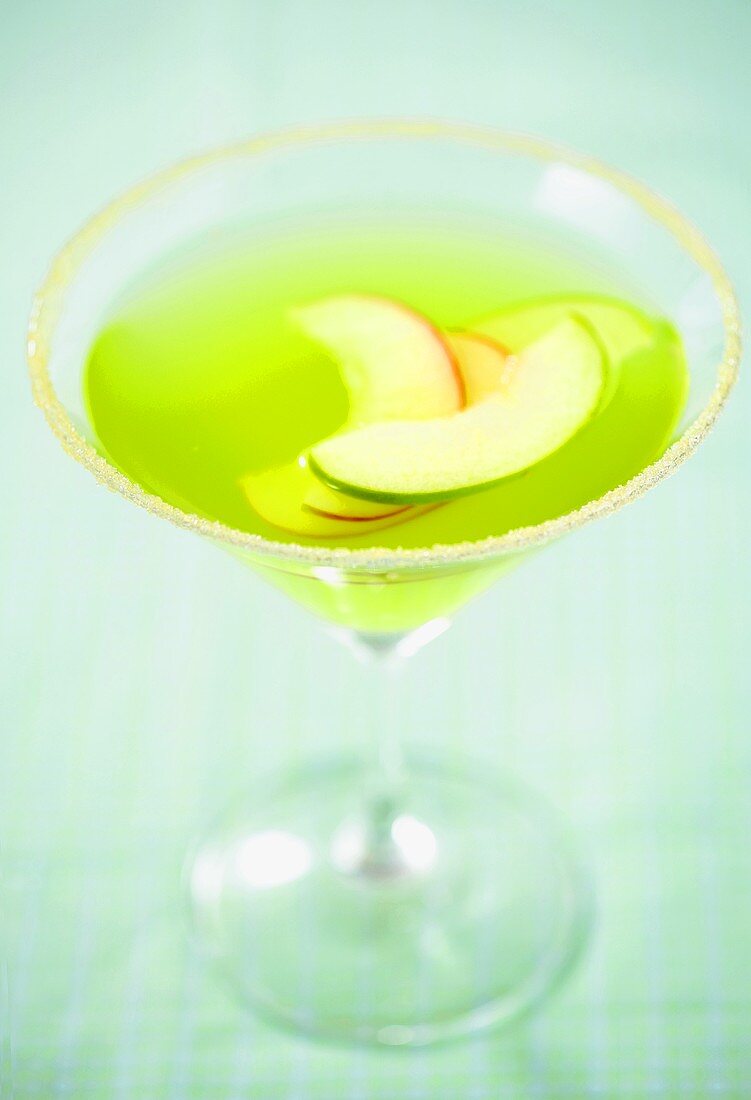 Grüner-Apfel-Martini im Glas mit Zuckerrand