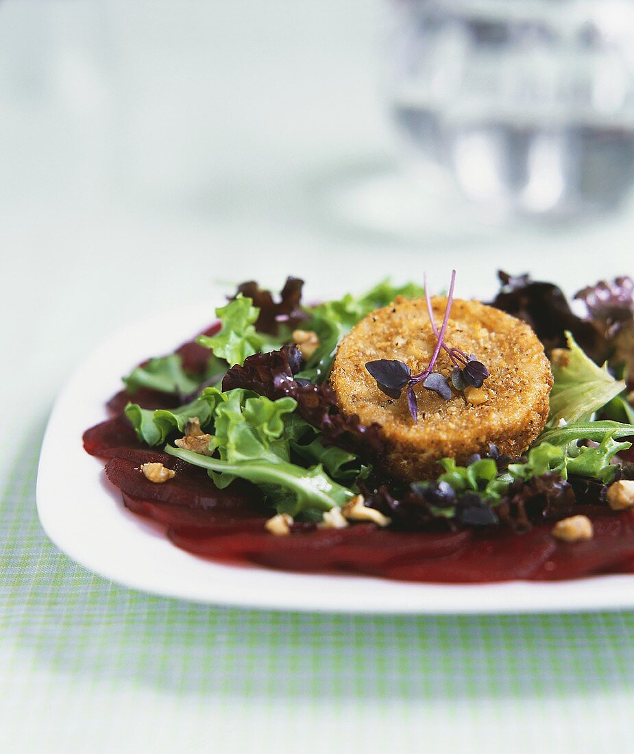 Blattsalat mit paniertem Ziegenkäse und Roter Bete