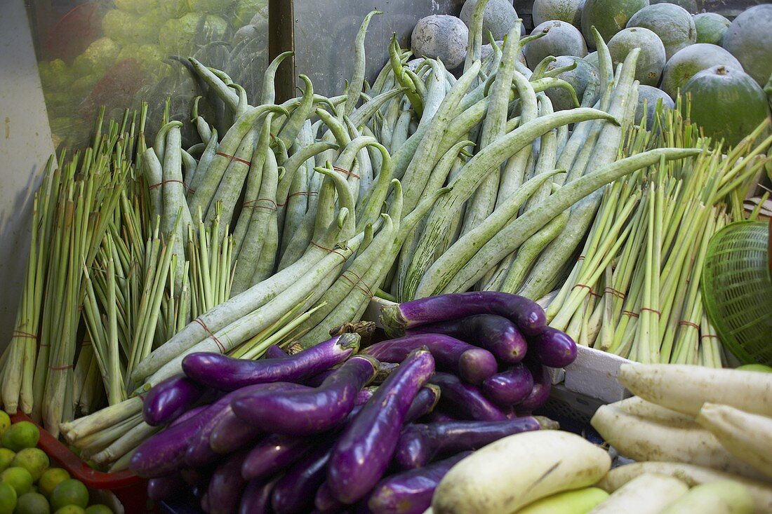 Verschiedene Gemüsesorten auf einem Markt (Asien)