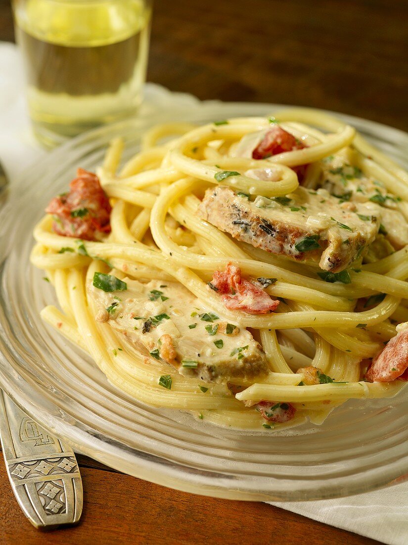 Makkaroni mit Hähnchen, Tomaten und Sahnesauce