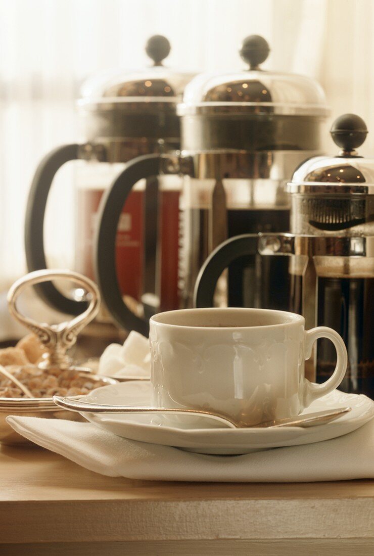 Tasse Kaffee vor drei Kaffeebereitern