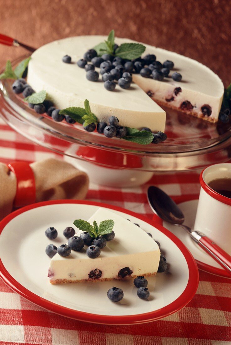 Käsekuchen mit Heidelbeeren, angeschnitten