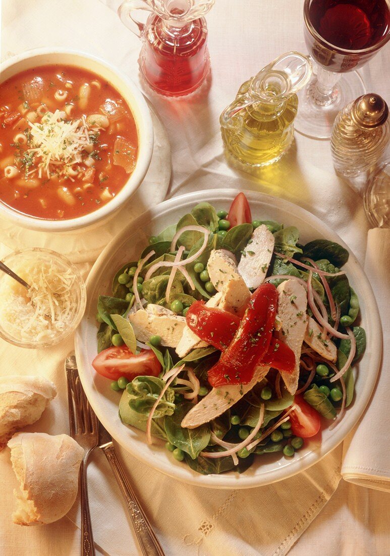 Spinatsalat mit Hähnchen, Minestrone, Parmesan (Draufsicht)