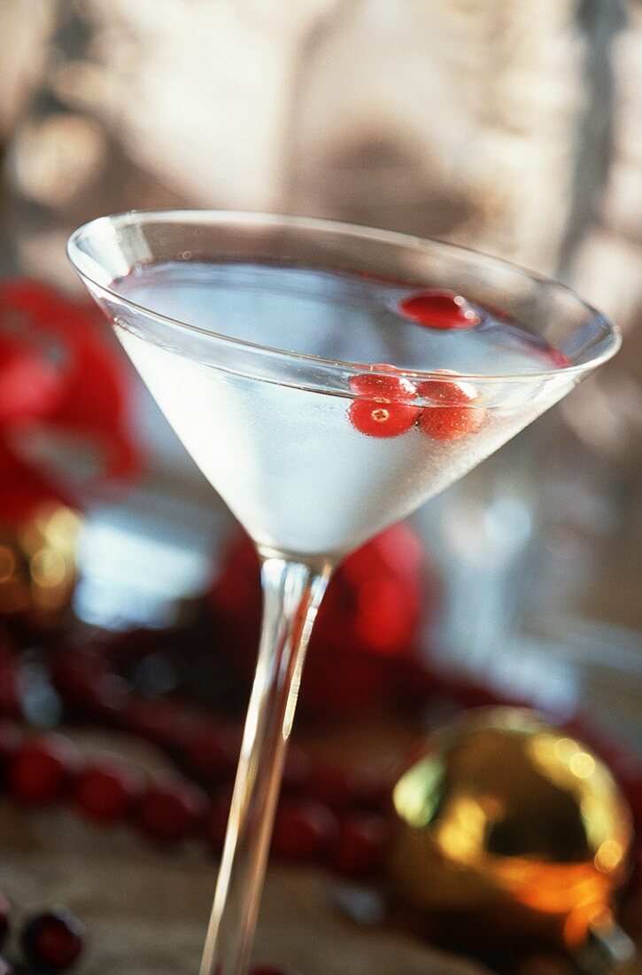 Martini mit Cranberries im Glas, Weihnachtsdeko