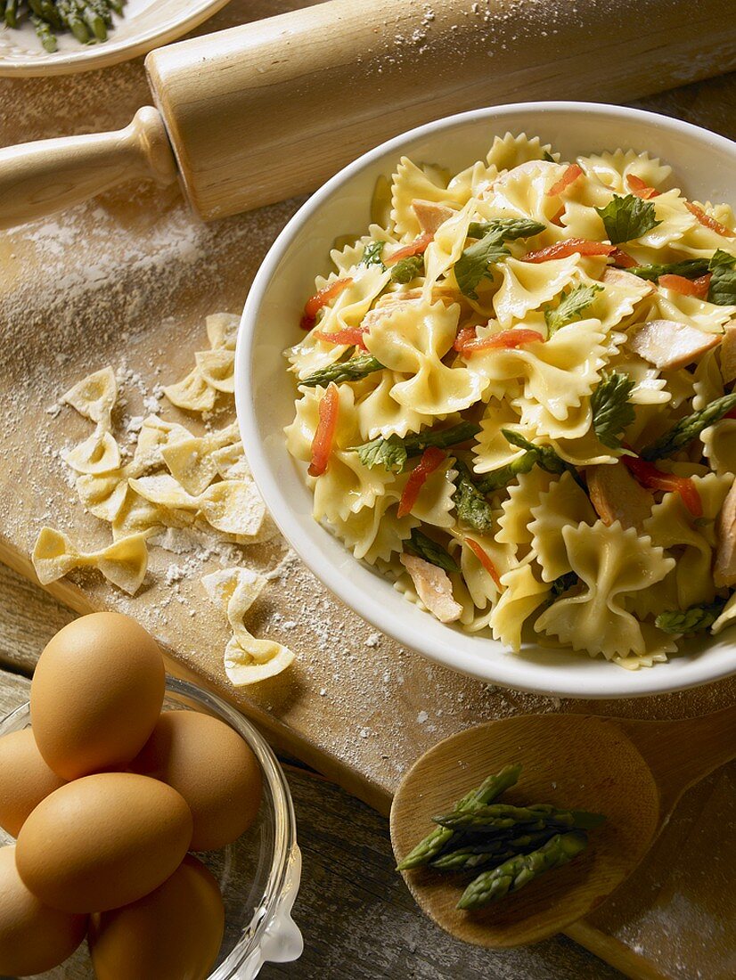 Farfalle mit Lachs und Spargel, umgeben von Zutaten