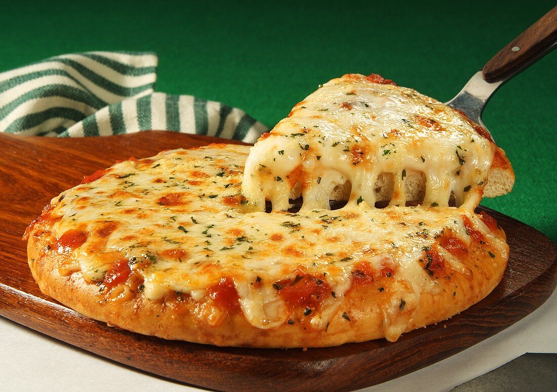 Deep Dish Pizza mit Käse, ein Stück auf Pfannenheber