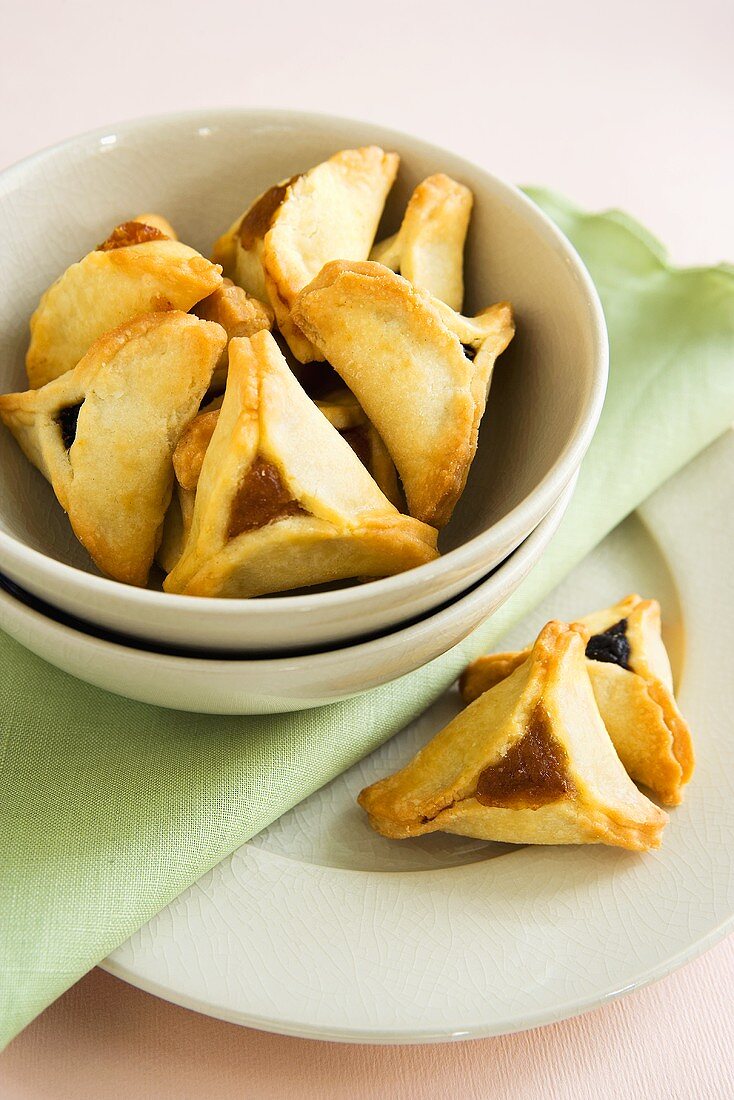 Hamantaschen (jüdisches Gebäck) mit Mohn und Marmelade