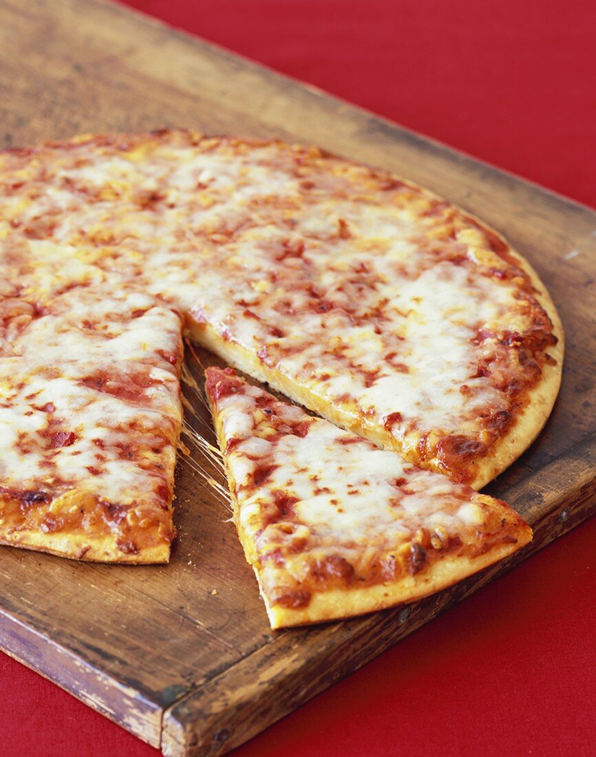 Pizza mit Tomatensauce und Käse, angeschnitten