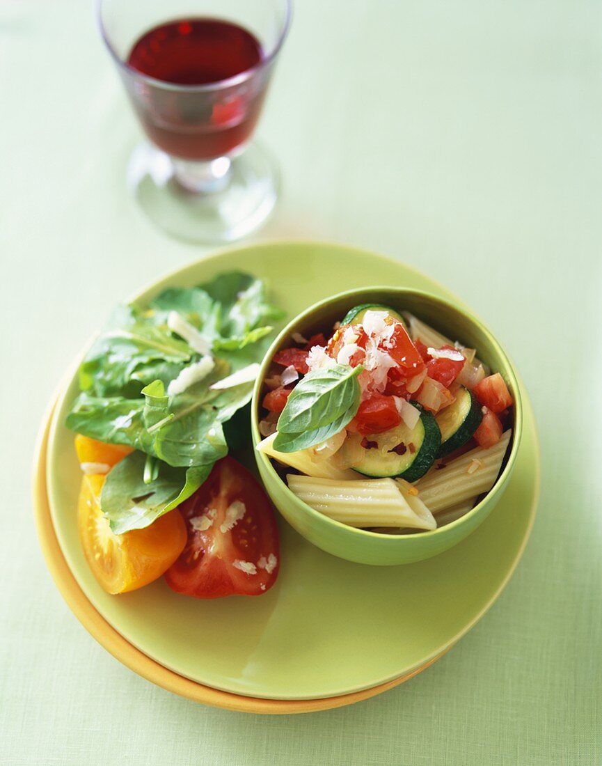 Penne mit Zucchini und Tomaten; Tomaten-Rucola-Salat