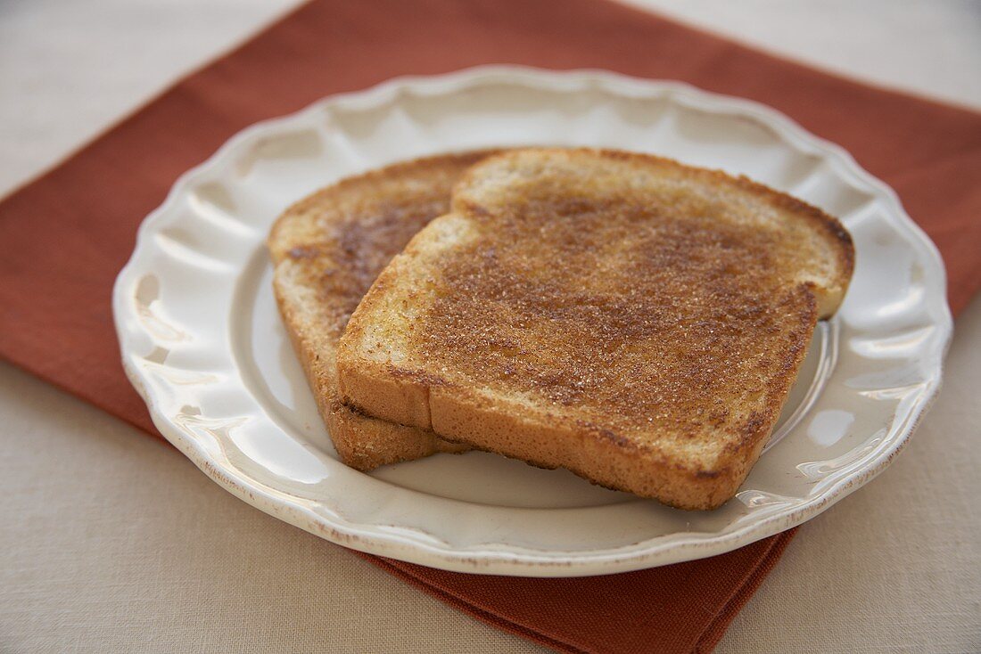 Zwei Zimttoasts auf Teller