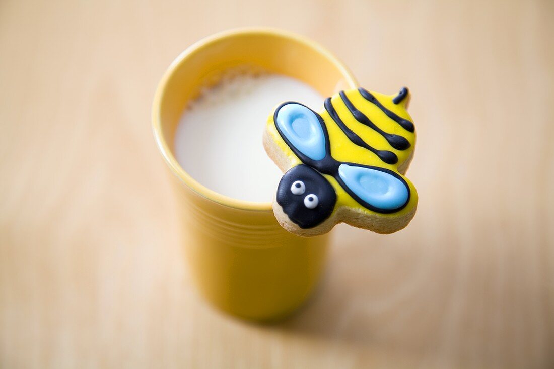 Ein Hummel-Plätzchen auf Becher Milch für Kinder