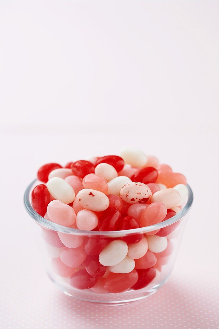 Jelly Beans in Glasschale zum Valentinstag