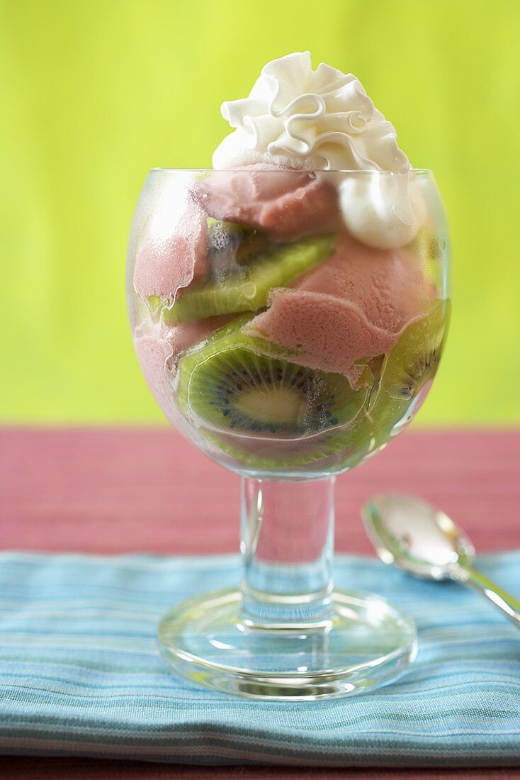 Eisbecher mit Kiwis und Sahne