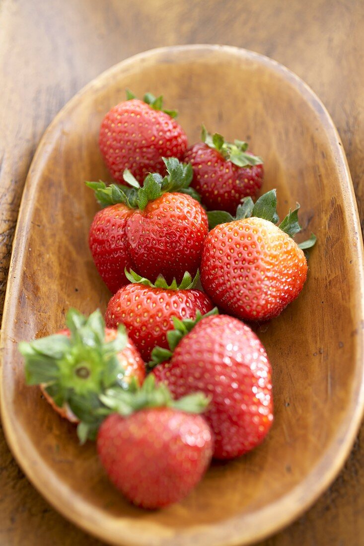 Frische Erdbeeren in Holzschale