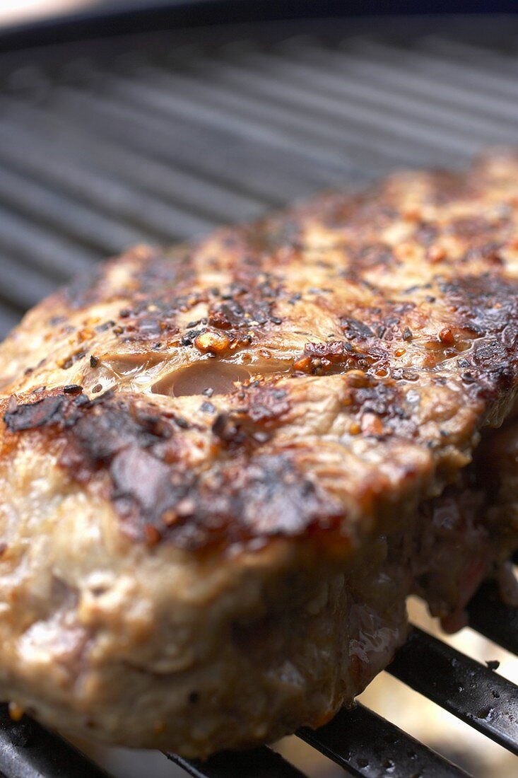 Gegrilltes Sirloin Steak auf dem Grillrost