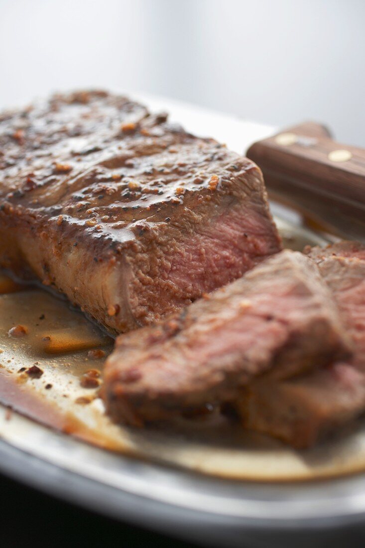 Sirloin Steak, teilweise geschnitten