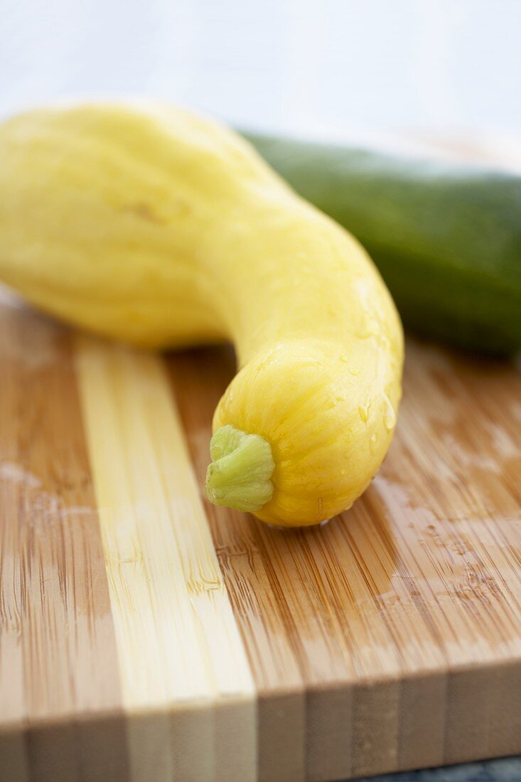 Gelber Kürbis und Zucchini auf Schneidebrett