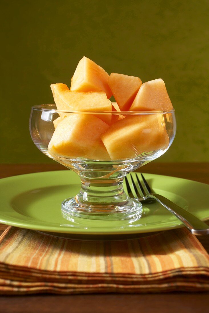 Melonenwürfel in Glasschale