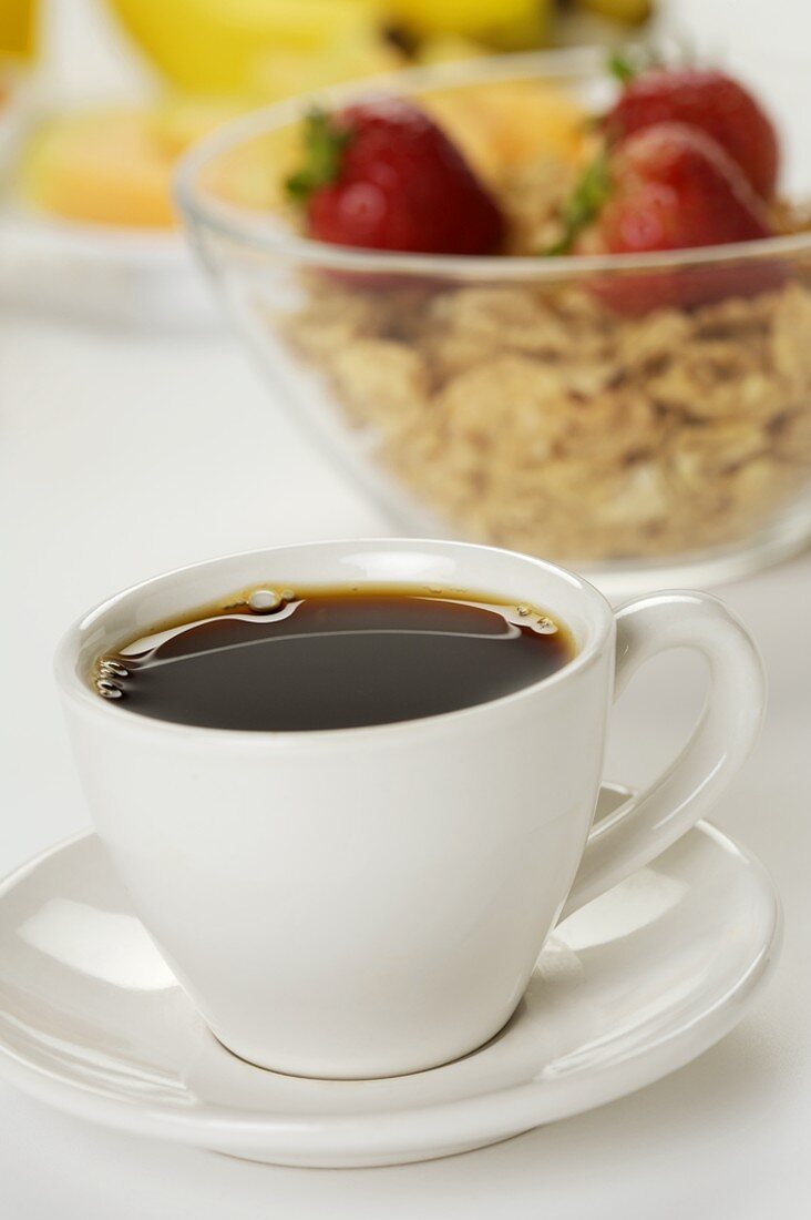 Schwarzer Kaffee und Müsli zum Frühstück
