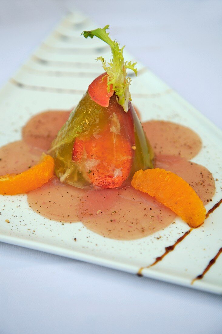 Tunfischcarpaccio mit Hummerschwanz und Orangenfilets