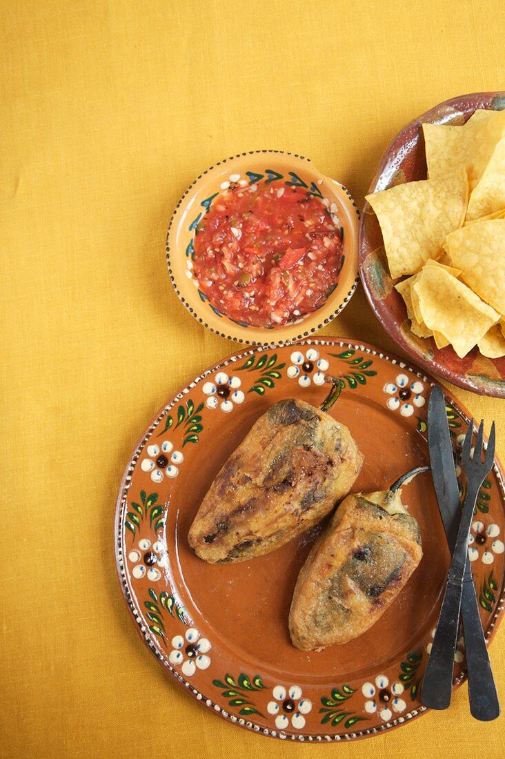 Chiles Rellenos (gefüllte Chilischoten, Mexiko), Salsa, Chips