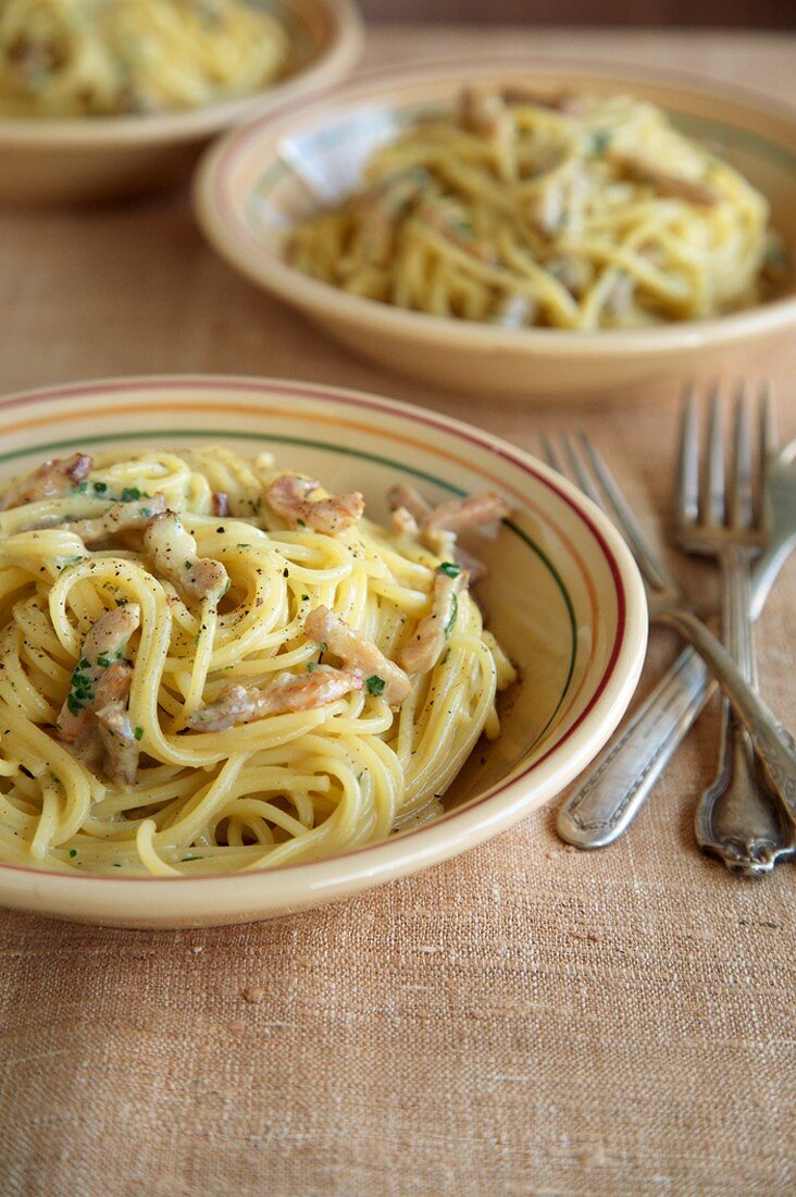 Spaghetti alla Carbonara auf drei Tellern