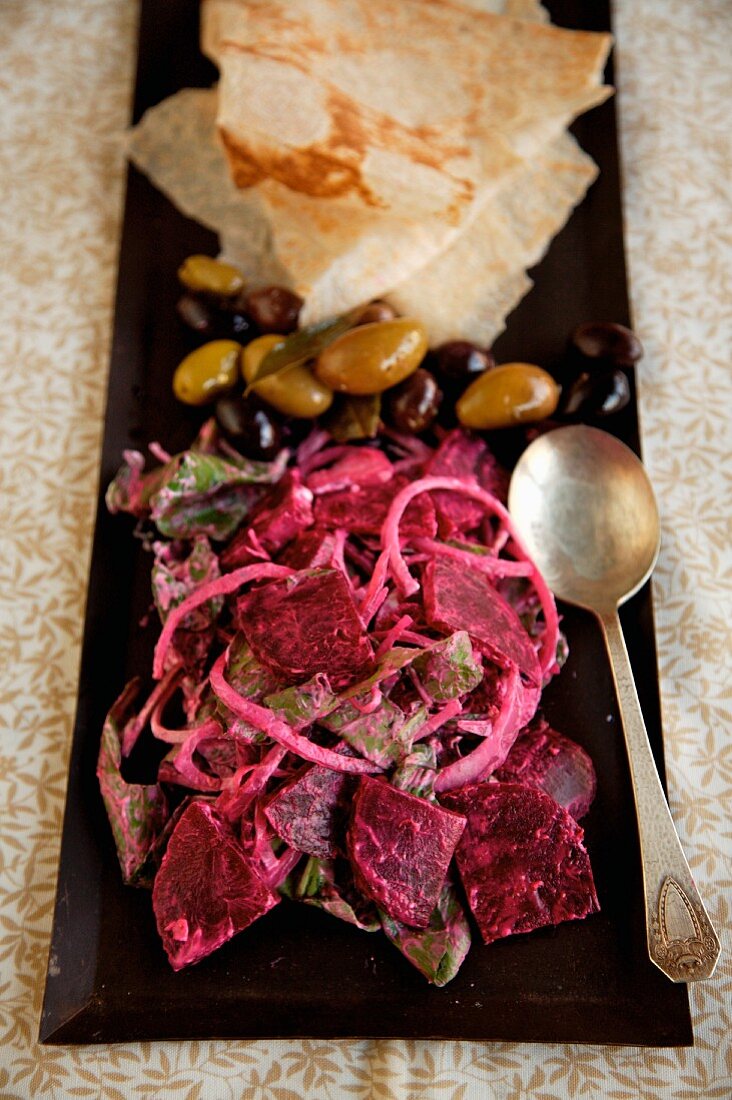 Rote-Bete-Salat mit Sumach, Fladenbrot und Oliven