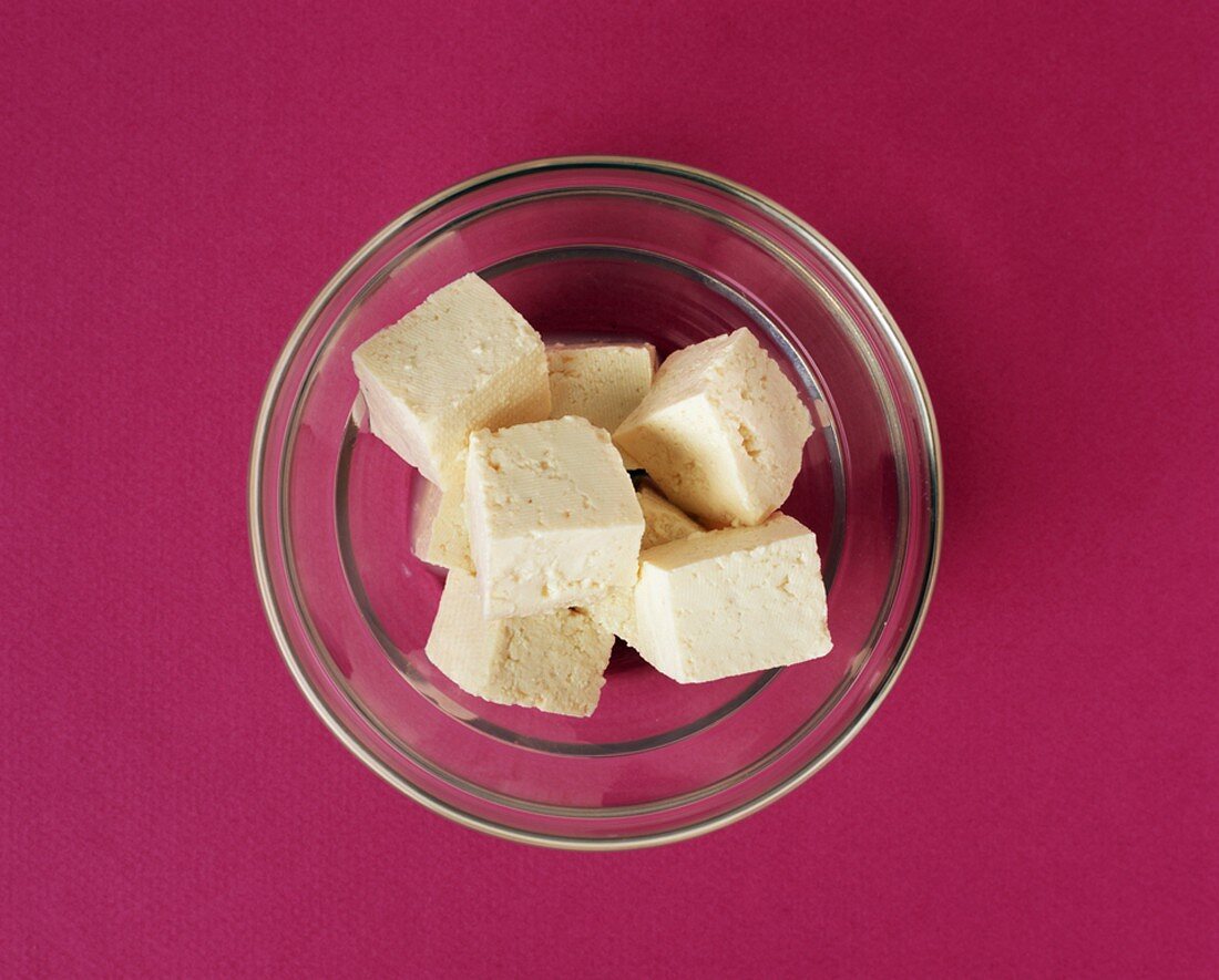 Tofuwürfel in Glasschale (Draufsicht)