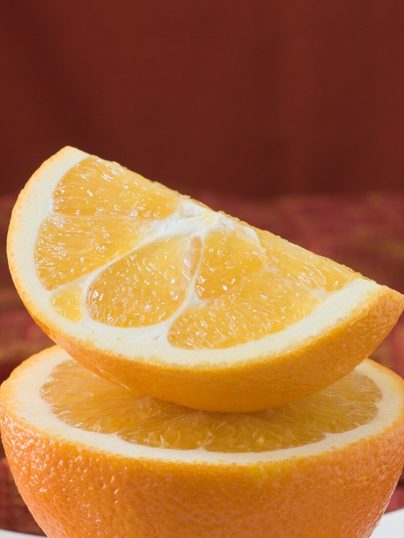 Orangenschnitz auf Orangenhälfte