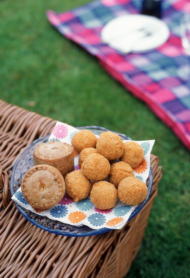 Picknick mit Scotch Eggs und Schweinefleischpastete (England)