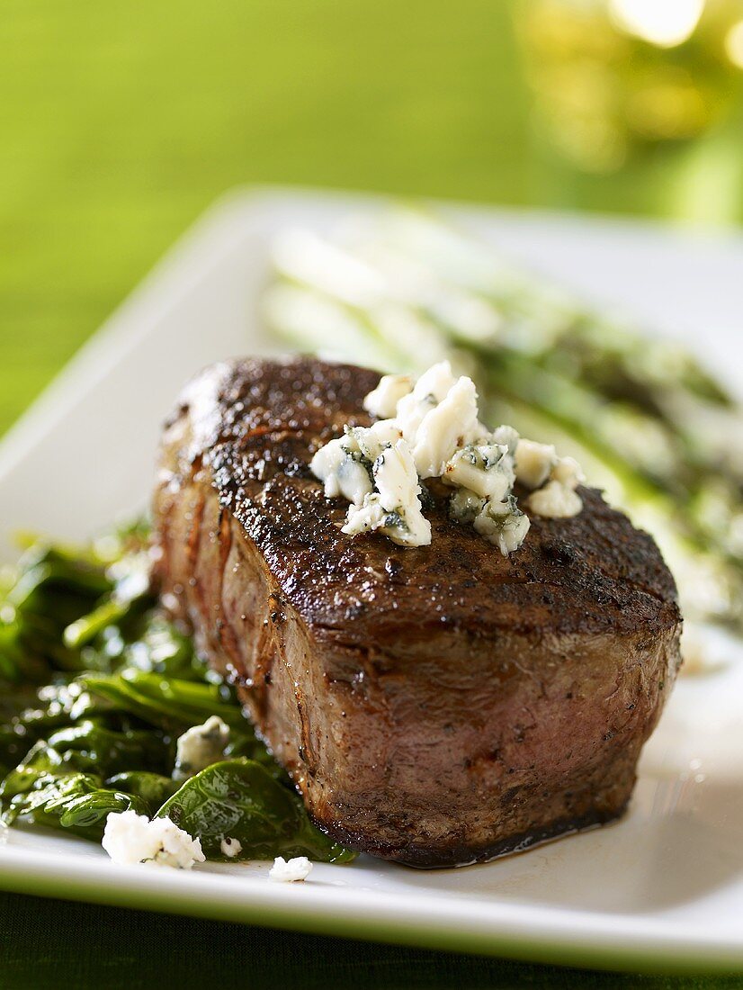 Filet Mignon auf Blattgemüse mit Gorgonzola