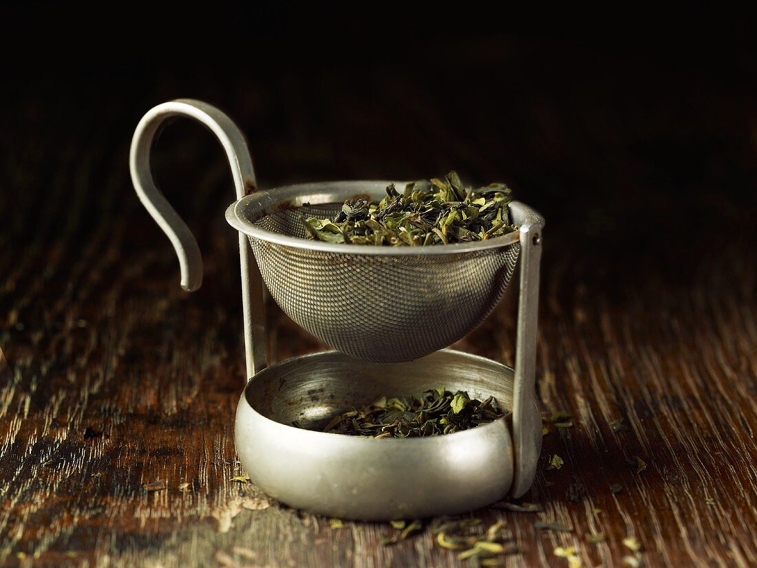 Grüner Tee im Teesieb