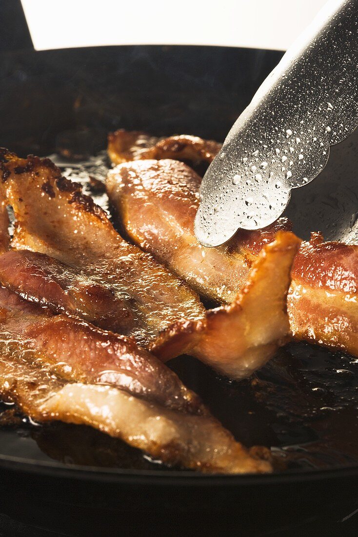 Bacon in einer Pfanne braten