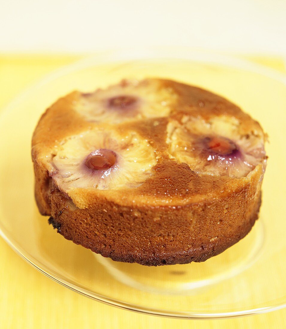 Gestürzter Ananaskuchen auf Glasteller