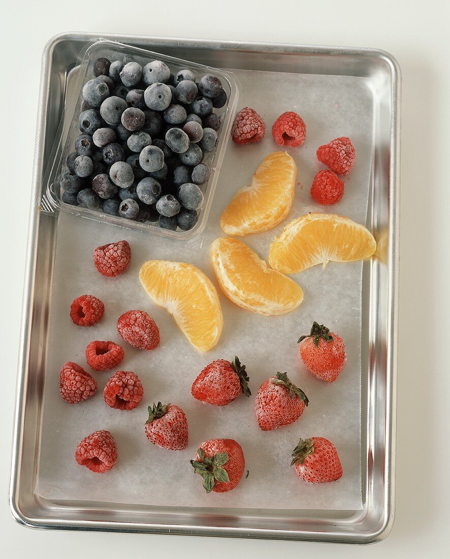 Gefrorene Früchte auf Tablett