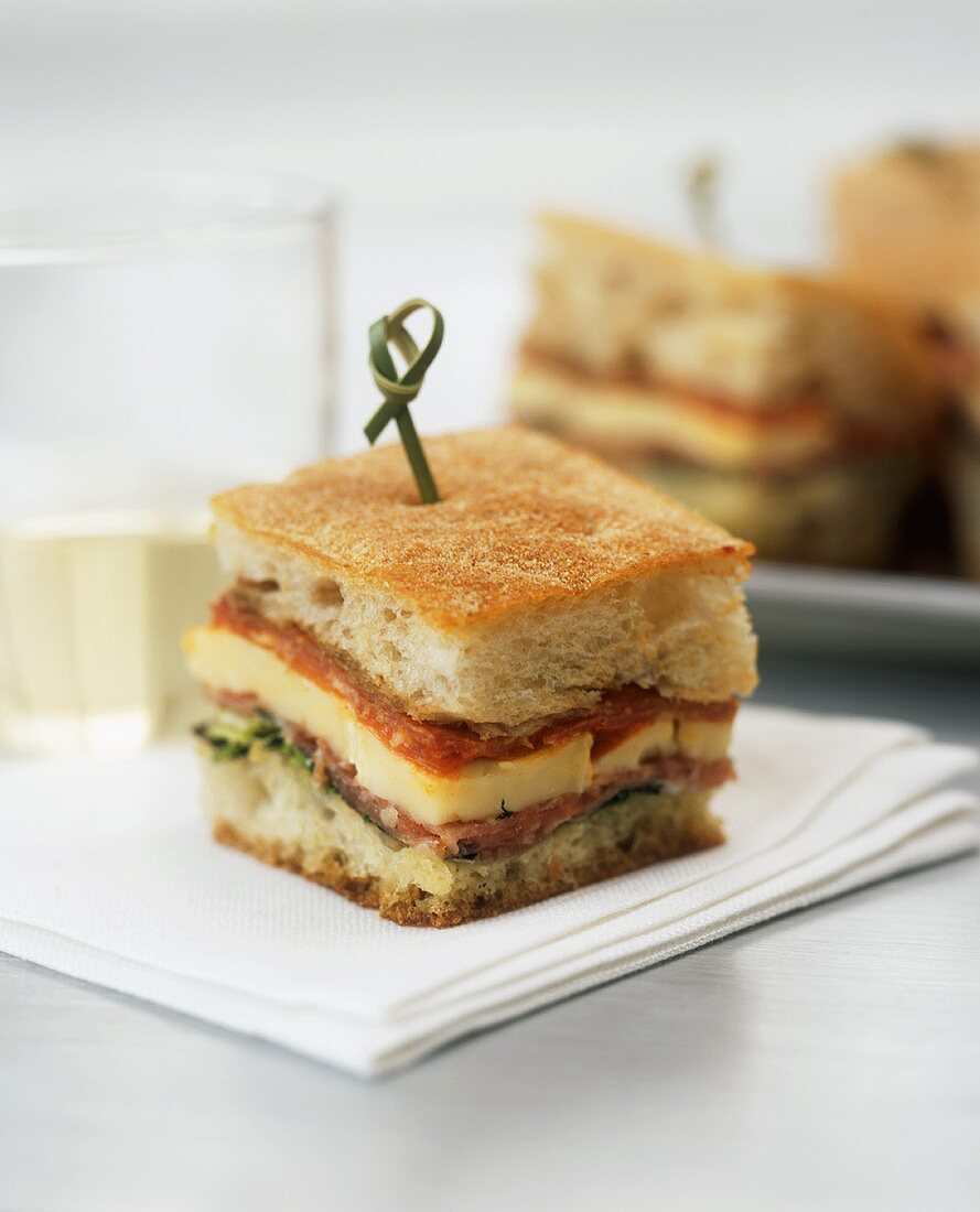 Sandwich-Häppchen mit Salami & Käse