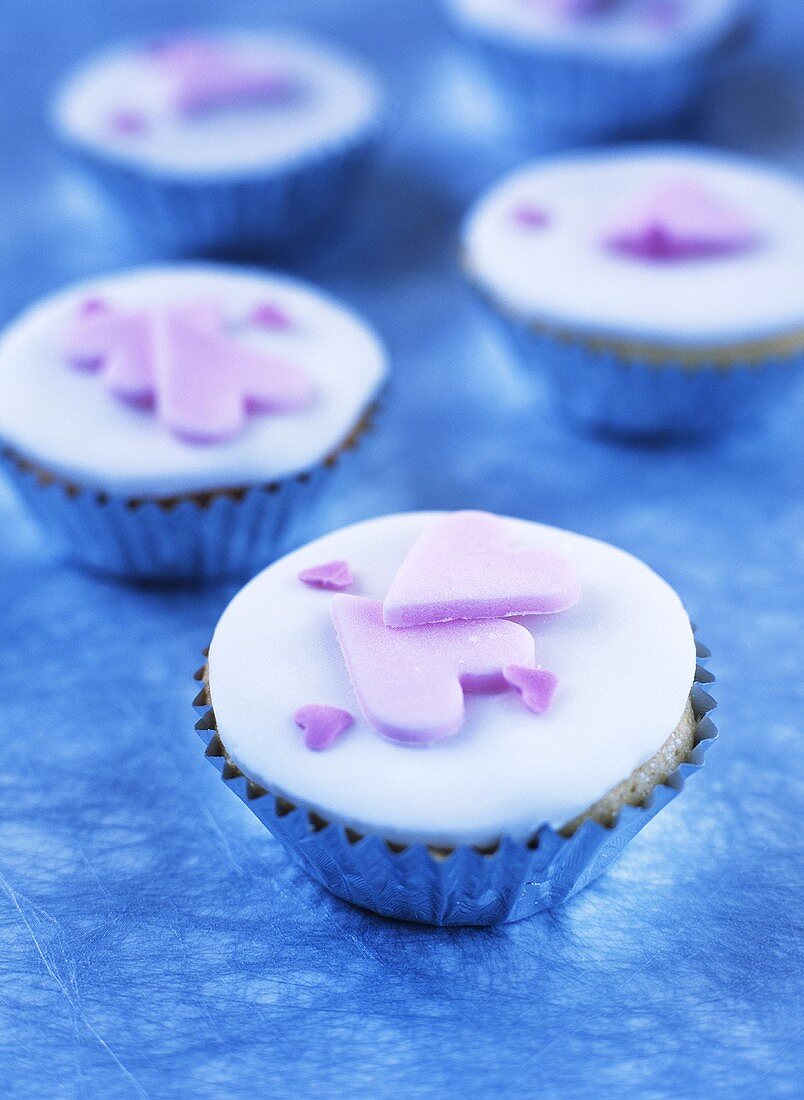 Cupcakes mit Zuckerglasur und rosa Herzen zum Valentinstag