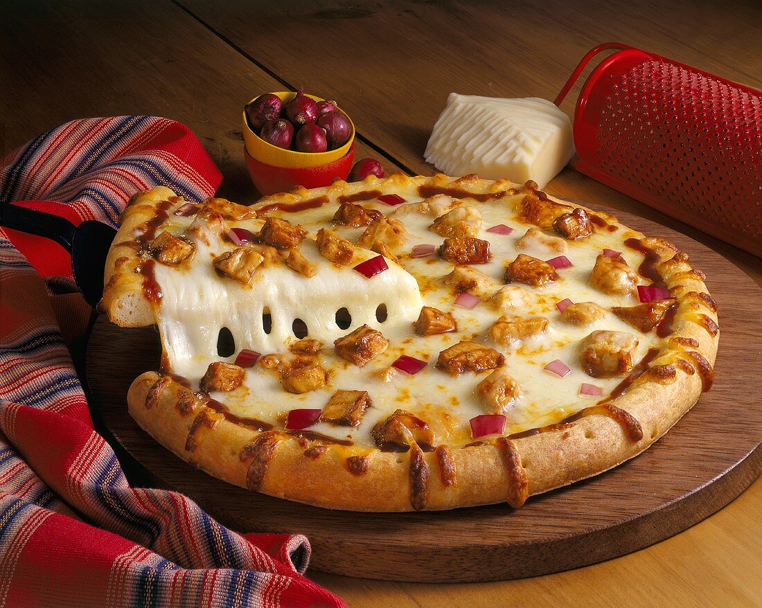Pizza mit Huhn, roten Zwiebeln & Käse