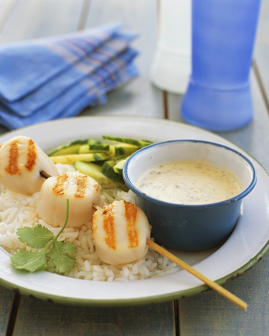 Gegrillte Jakobsmuscheln auf Reis