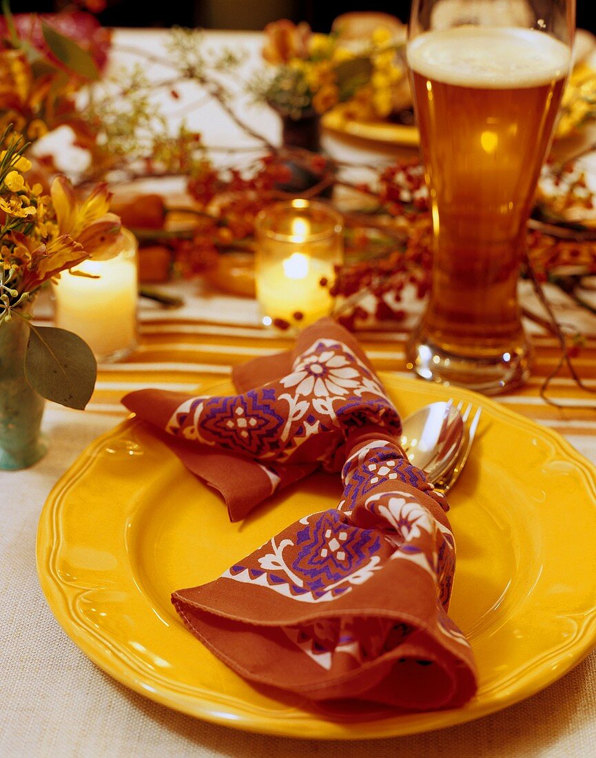 Gedeckter Tisch mit Blumen, Ästen und Beeren dekoriert