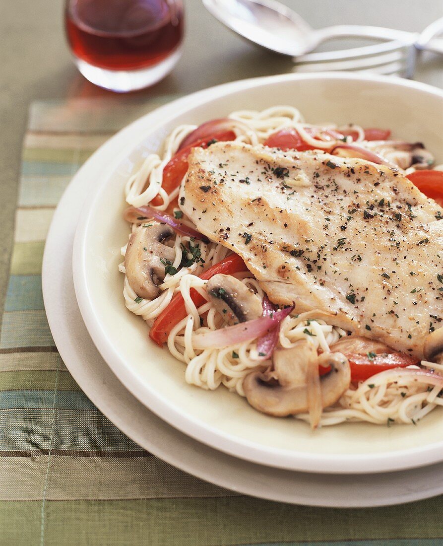 Linguine with chicken breast, mushrooms and peppers