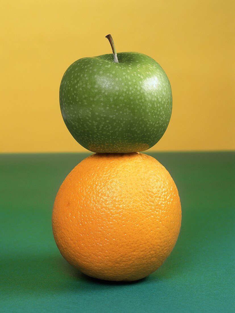 Granny Smith Apfel auf einer Orange