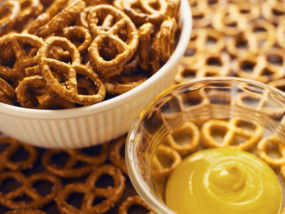 Salted pretzels and mustard
