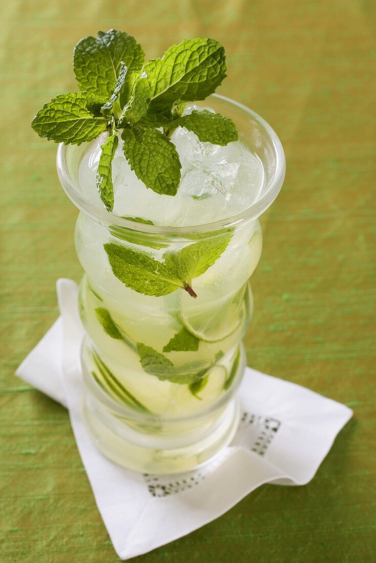 Mojito mit Limetten und frischer Minze