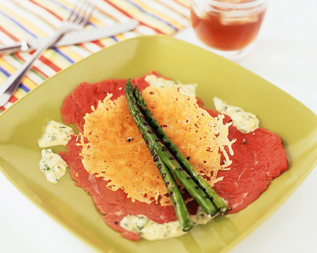 Rindercarpaccio mit Parmesankruste & grünem Spargel