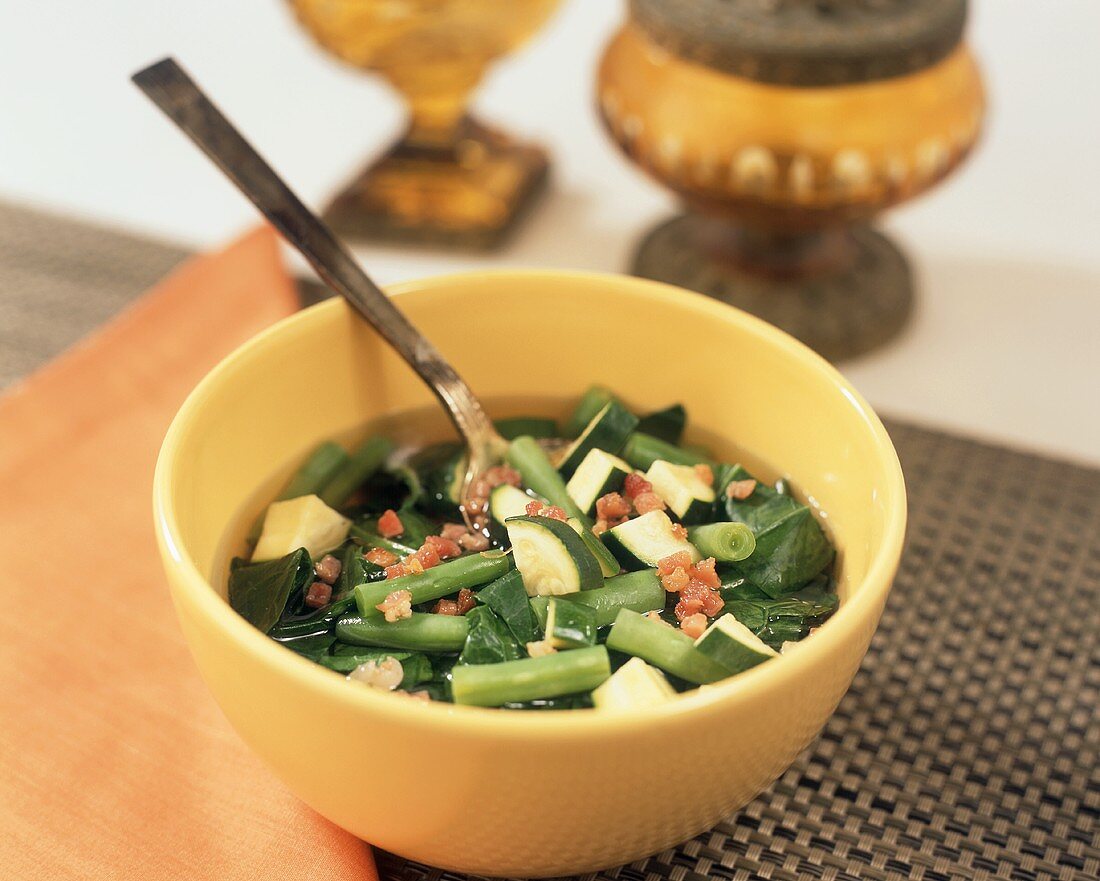 Mangoldsuppe mit Schnittbohnen und Zucchini