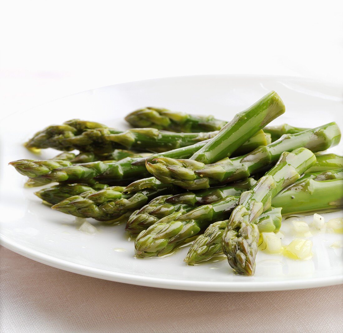 Steamed green asparagus