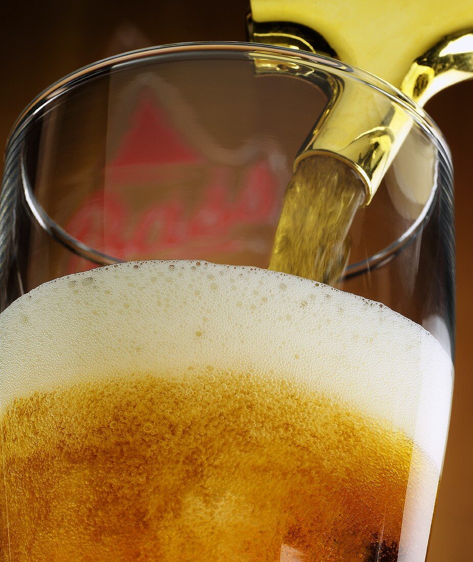 Bier aus Zapfhahn in Glas füllen