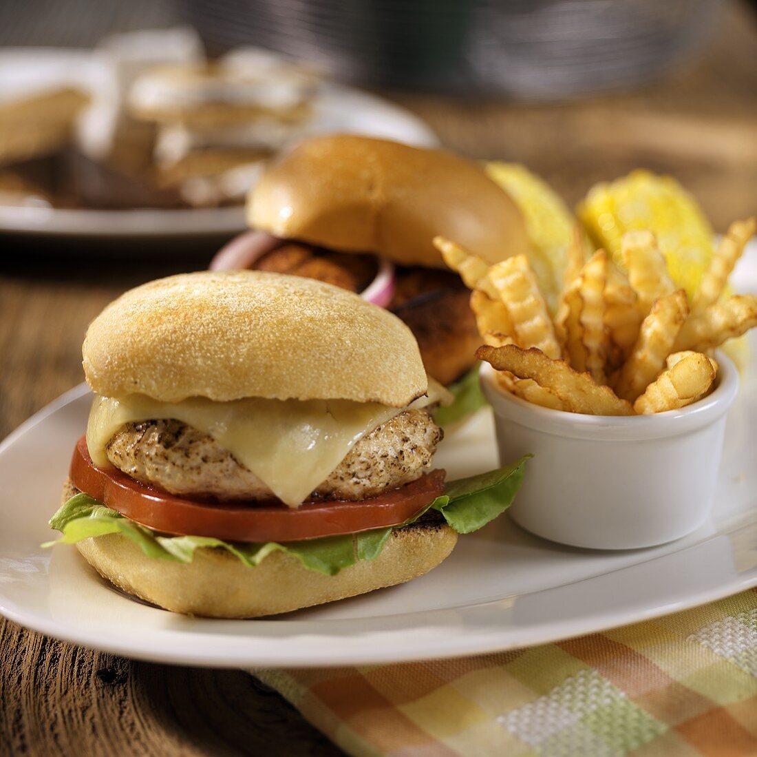 Putencheeseburger mit Pommes frites