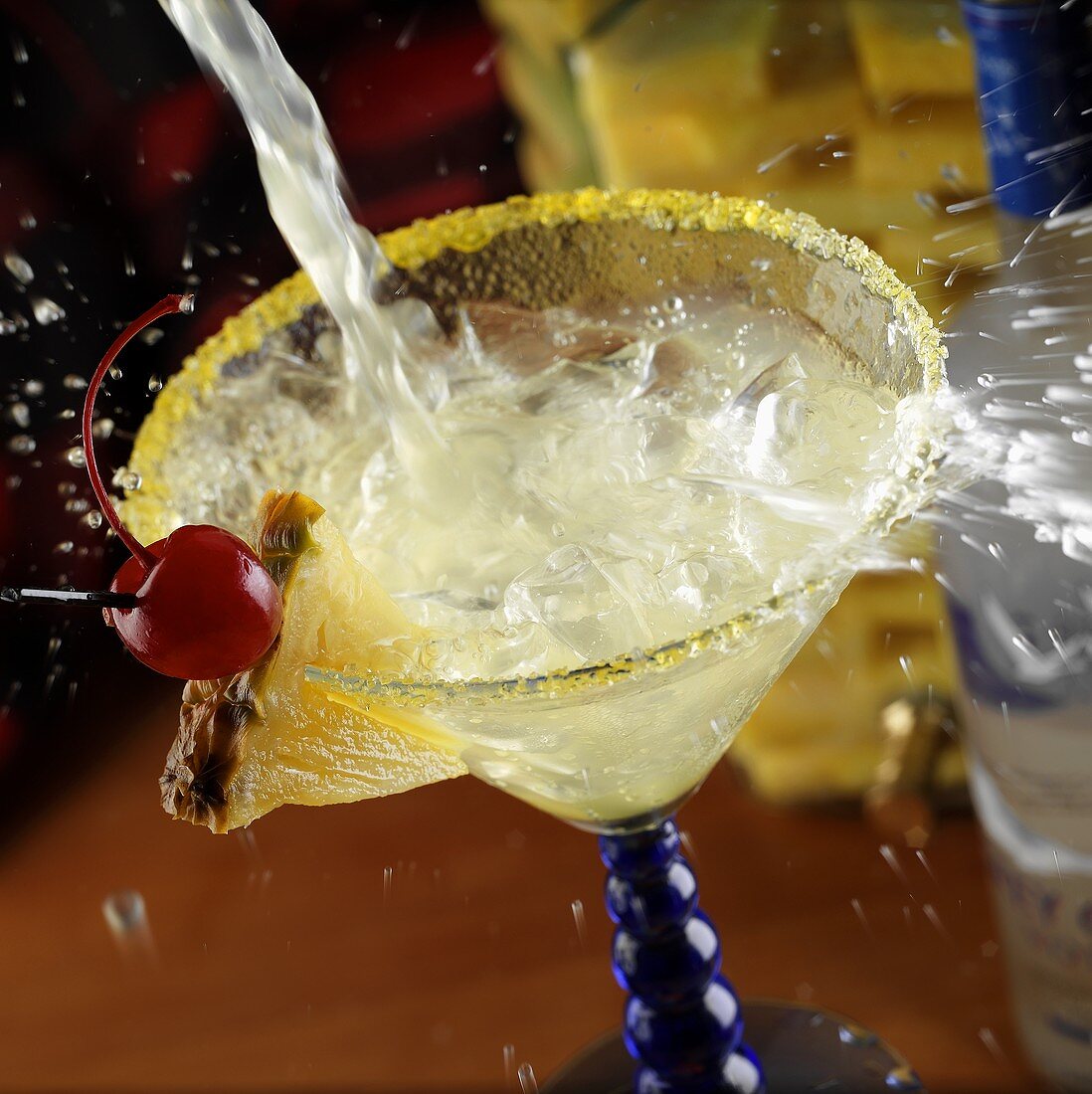 Cocktail spritzend in Martiniglas eingiessen